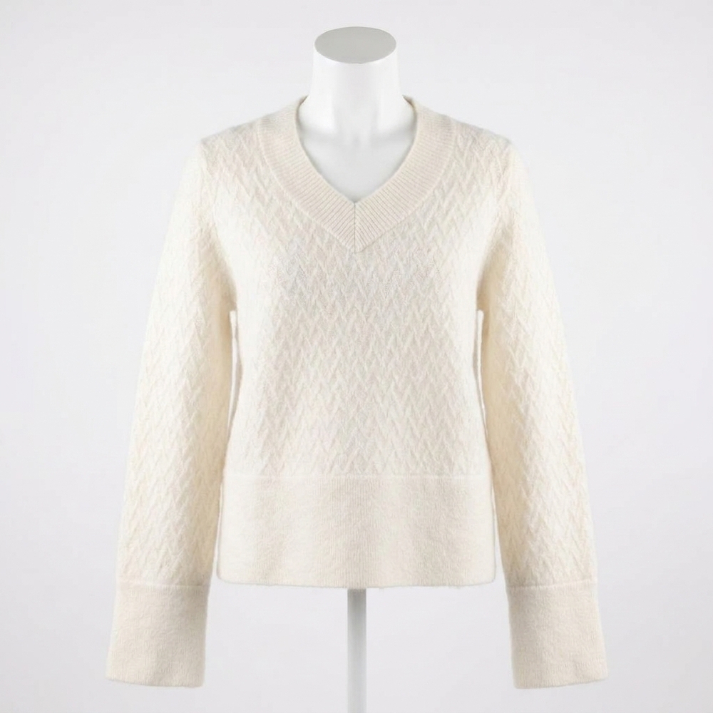 NEW CLOSED v-neck long sleeve sweater in ivory